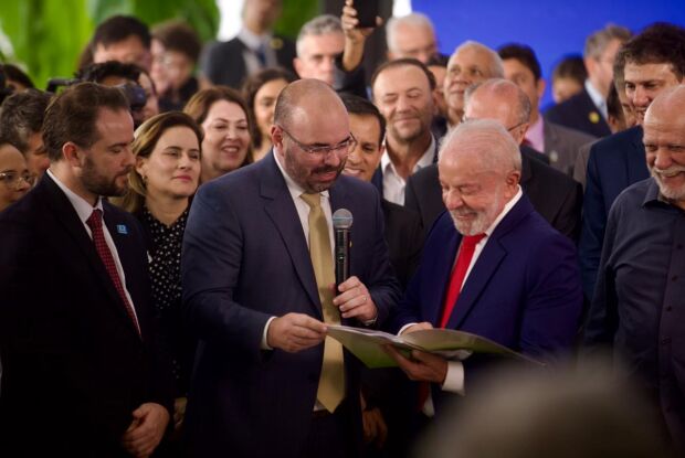 Prefeito Netto apresenta demandas estratégicas durante visita presidencial a São Carlos