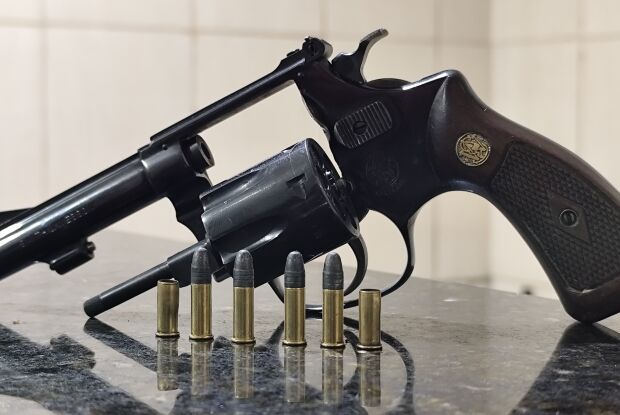 Força Tática prende homem por porte ilegal de arma de fogo no São Carlos 8