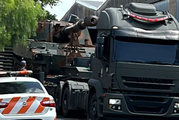 Blindado visto no Santa Felícia foi levado à Equitron, empresa especializada na modernização de viaturas militares