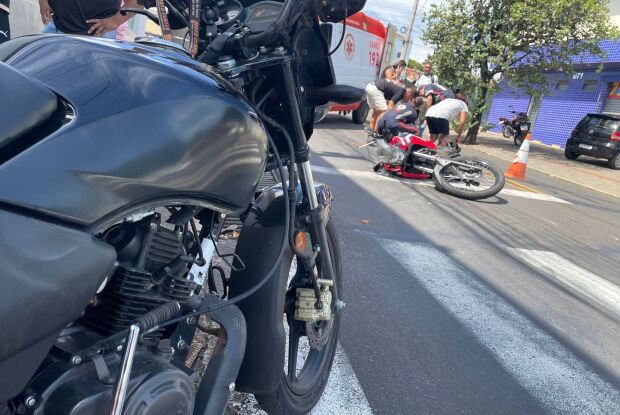 Colisão entre motos deixa jovem ferido na Vila Prado
