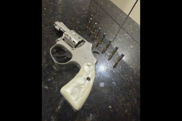 Homem é detido após efetuar disparos de arma de fogo contra carro no Residencial Samambaia