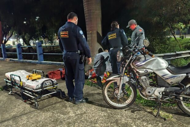 Motoboy fica ferido após perder o controle e bater em coqueiro na região da USP 