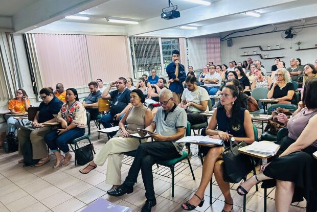 Presidente da Câmara de São Carlos reforça combate ao feminicídio em encontro com educadores da rede estadual
