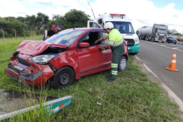 Engavetamento entre caminhões e carro é registrado na SP-310