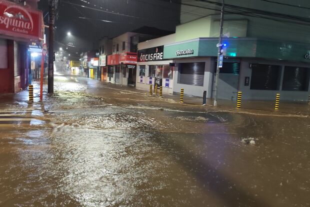 Chuva forte causa alagamentos em São Carlos