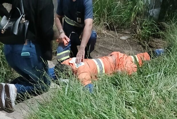 Coletor de lixoé atropelado por motociclista que foge sem prestar socorro em São Carlos
