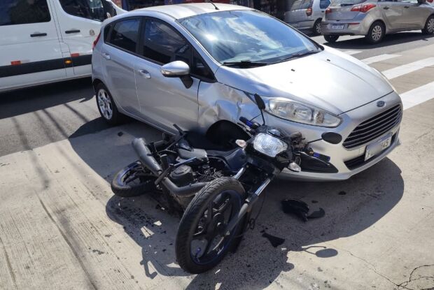 Colisão entre moto e carro deixa mulher ferida na avenida São Carlos