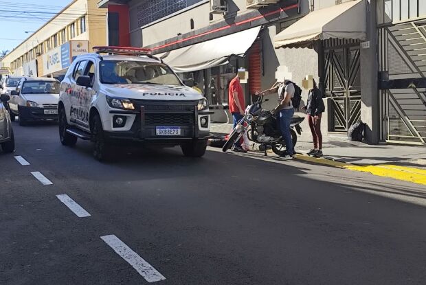 Motociclista fica ferido após colisão traseira no Centro