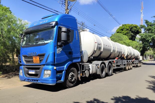 Caminhão roubado é localizado abandonado em posto às margens da SP-310