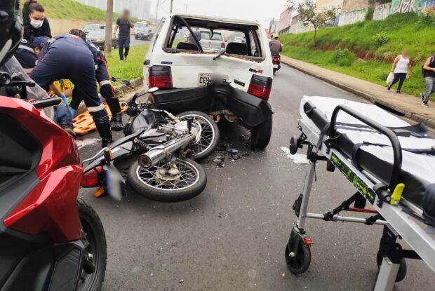 Motoboy sofre grave acidente no pontilhão da Praça Itália