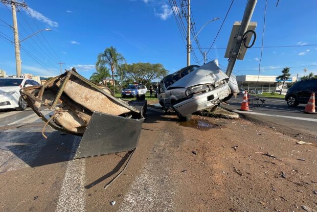 Motorista colide com semáforo na rotatória do Cristo 