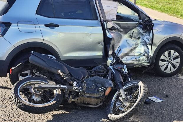 Motociclista sofre traumatismo craniano após colisão na Washington Luís, em São Carlos