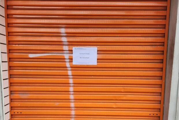 Operação da Prefeitura fecha boxes irregulares na Praça do Comércio