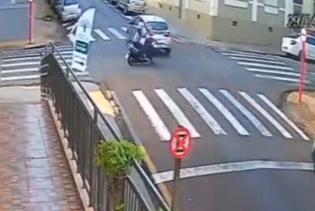 Motociclista foge após colidir contra carro em cruzamento no Centro