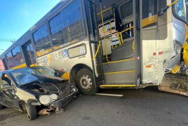 Colisão entre carro e ônibus é registrada na região central 