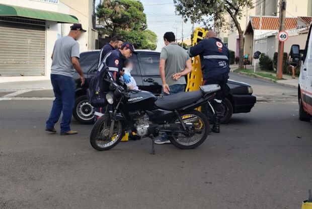 Motociclista fica ferida após colisão em cruzamento no Santa Felícia