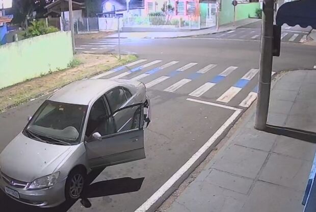 Padaria é alvo de criminoso que usa carro para arrombar porta na Vila Monteiro