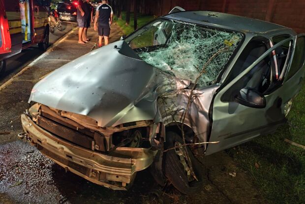 Carro perde controle, bate em árvore e deixa três feridos perto da Unicep em São Carlos