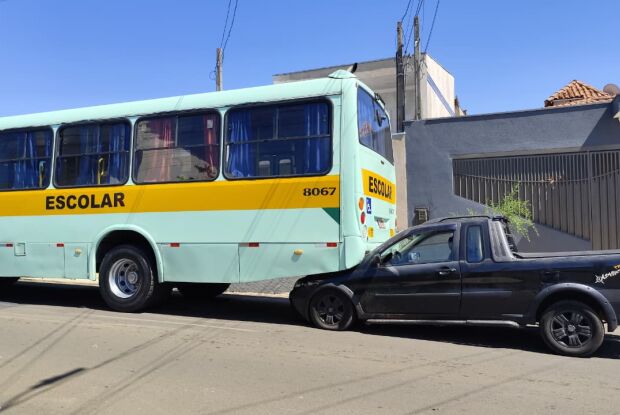Motorista fica ferido após colidir na traseira de ônibus no Jardim Munique