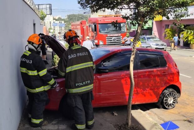 Motorista perde controle após passageiro passar mal e carro atinge muro no Jardim Bandeirantes