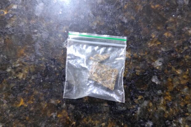 Monitora encontra porção de maconha em bolsa de criança de 4 anos