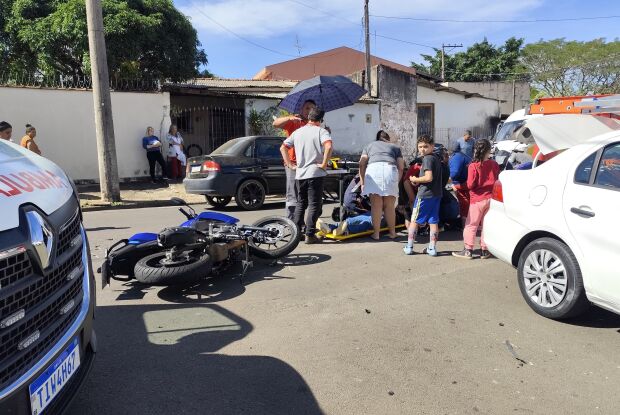 Jovem fica ferido após colisão entre carro e moto no Santa Angelina 