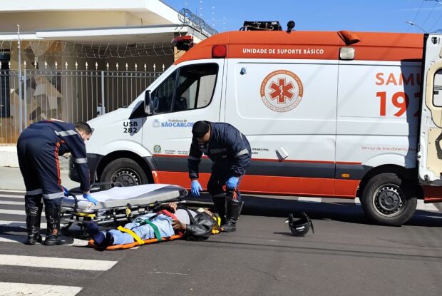 Motociclista fica ferido após colisão com carro na Vila Monteiro