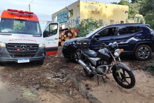 Colisão entre carro e moto deixa idoso ferido na Avenida da Integração
