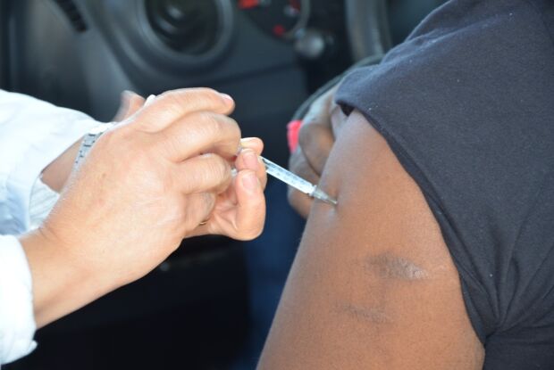 Vacinação contra dengue tem público ampliado a partir desta terça-feira