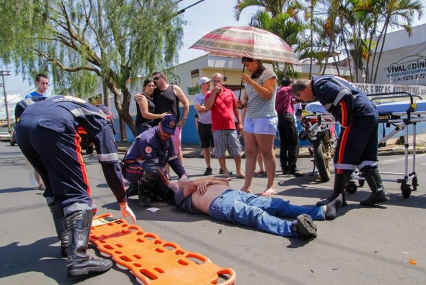 Motociclista avança pare, bate em carro e fica ferido no Cruzeiro do Sul