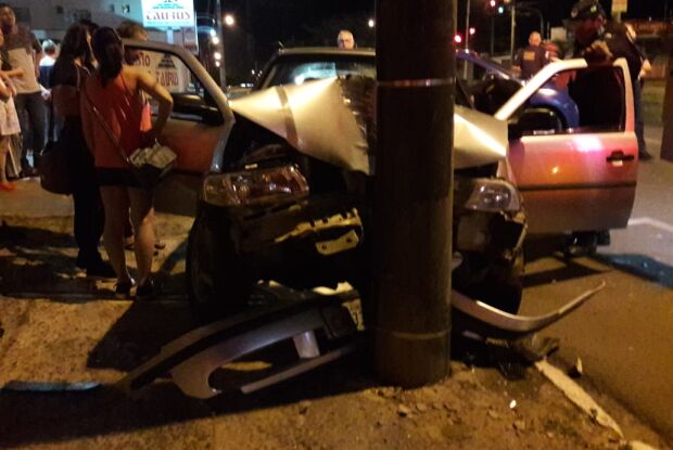 Mulher bate carro em poste na Bruno Ruggiero