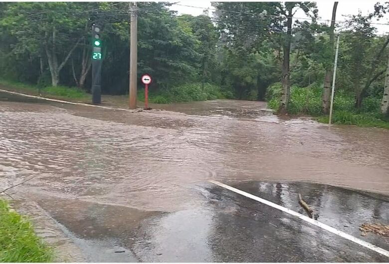 Córrego transborda e alaga a rotatória do Cristo