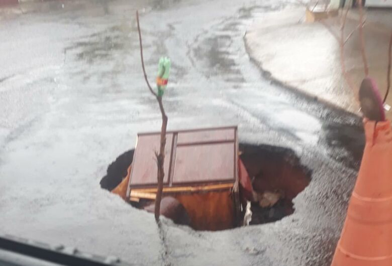 Cratera ‘engole’ até móvel no Jardim Belvedere
