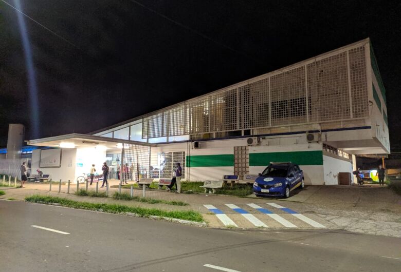 Adolescente quebra duas portas de vidro da UPA Vila Prado