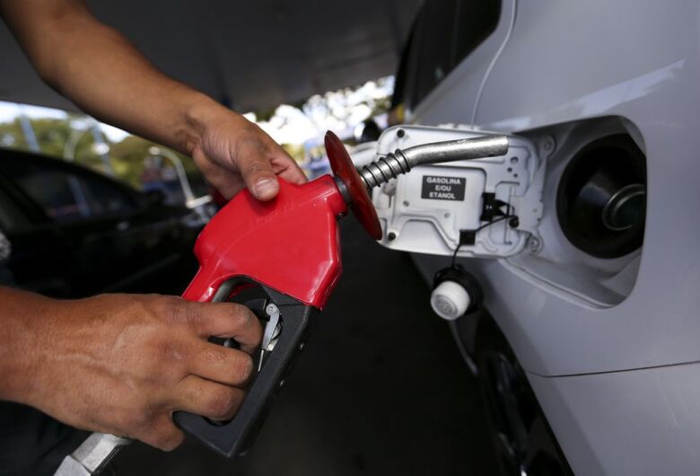 Governo de SP reduz ICMS da gasolina para 18% e preço nas bombas pode cair cerca de R$ 0,48