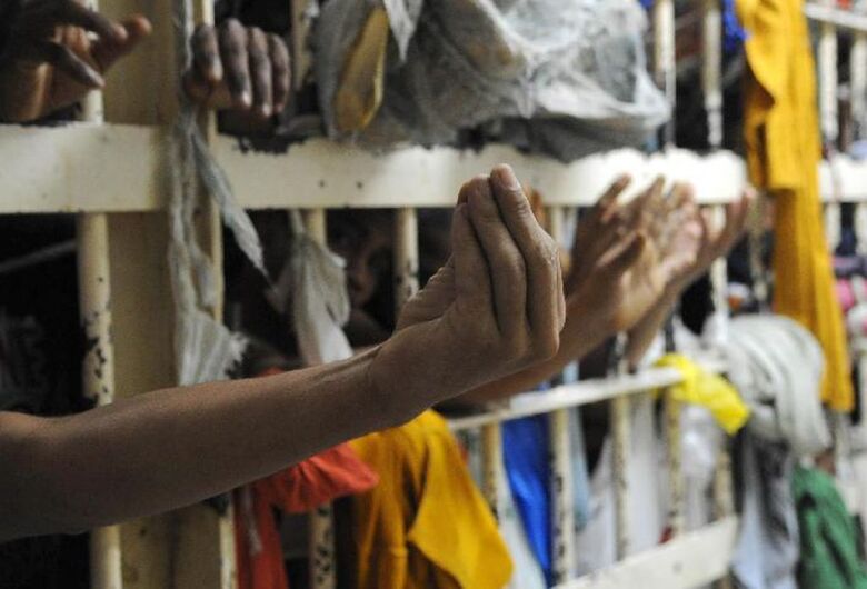 "Crime organizado influencia eleições pelo mercado", afirma Gabriel Feltran