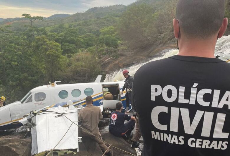 Avião é retirado do local onde caiu em Minas, matando a cantora Marília Mendonça e mais quatro pessoas