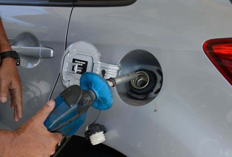 Preço do litro da gasolina comum cai em média R$ 0,30 após redução do ICMS, afirma Procon-SP