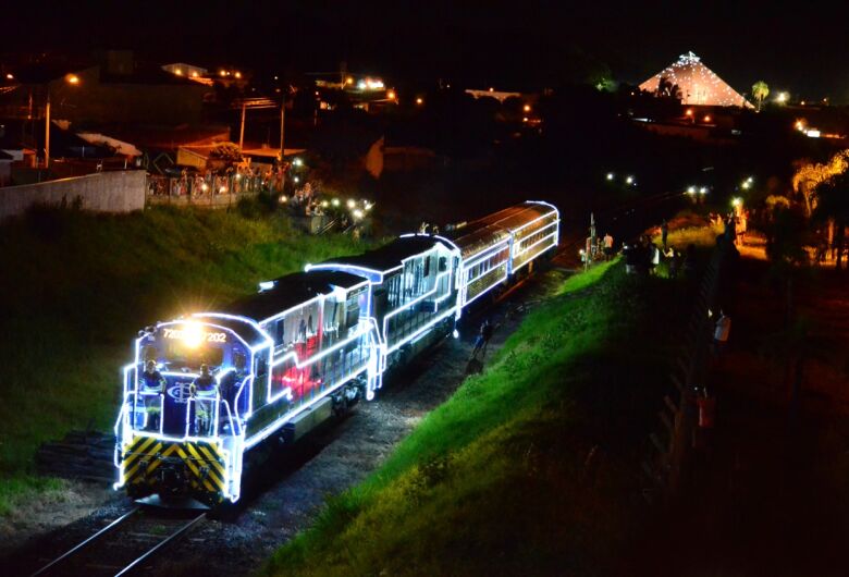 Trem iluminado da Rumo passa por Ibaté na noite desta terça-feira (14)