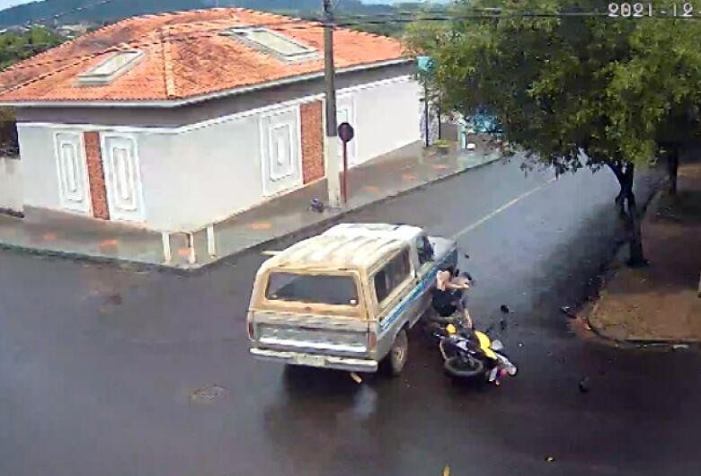 Câmera de segurança flagra acidente em Ribeirão Bonito