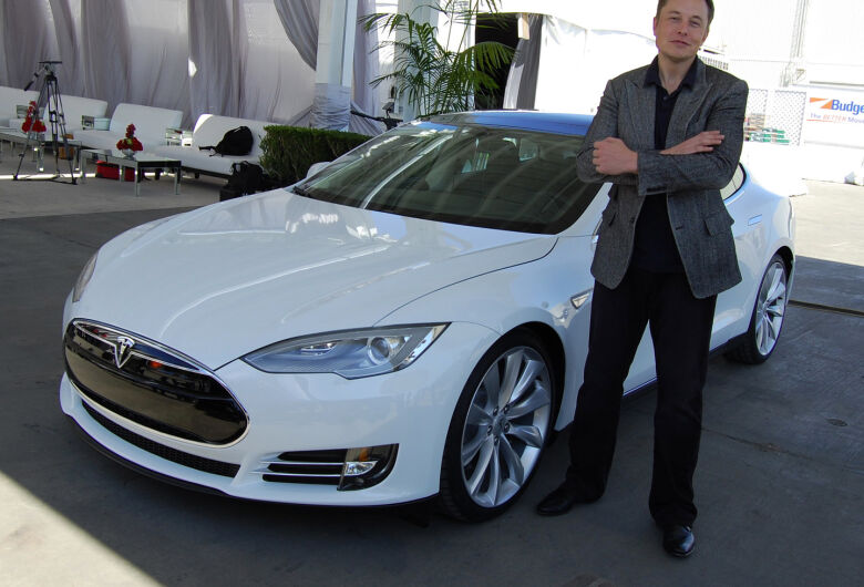 Ações da Tesla disparam, resultando na empresa mais valiosa do mundo