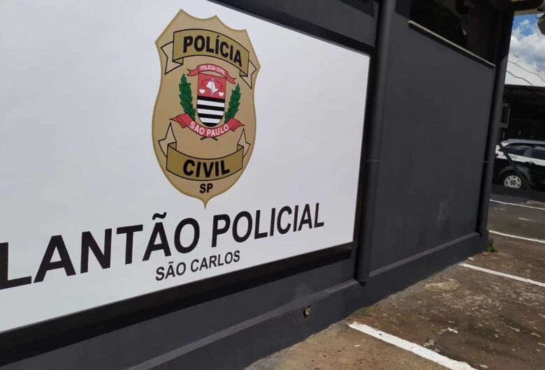 Dupla tenta roubar moto, mas consegue levar apenas o celular da vítima