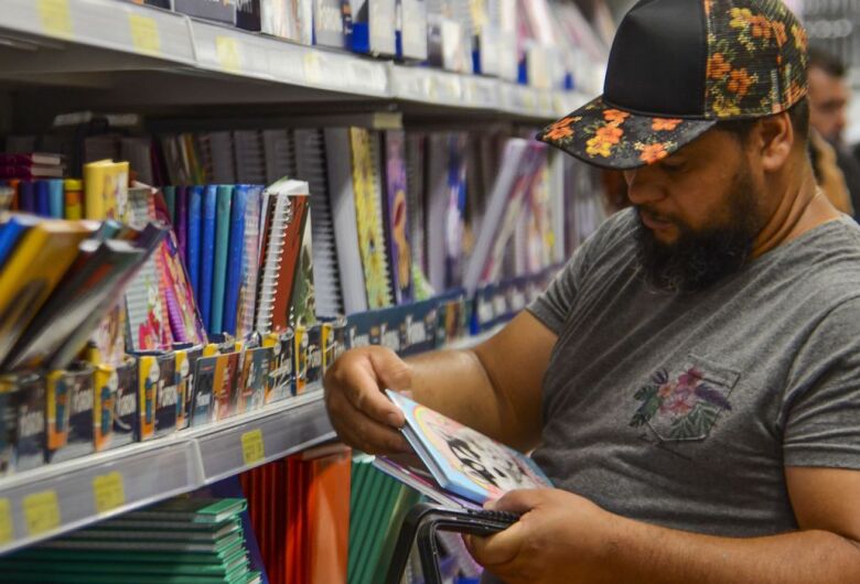 Procon São Carlos aponta variação de até 64% nos preços de material escolar