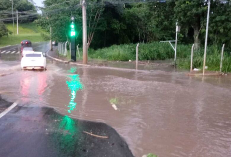 Chuva causa transtornos em São Carlos