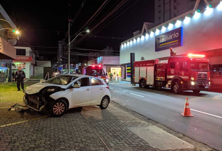 Colisão entre dois carros deixa mulher ferida no Centro de São Carlos