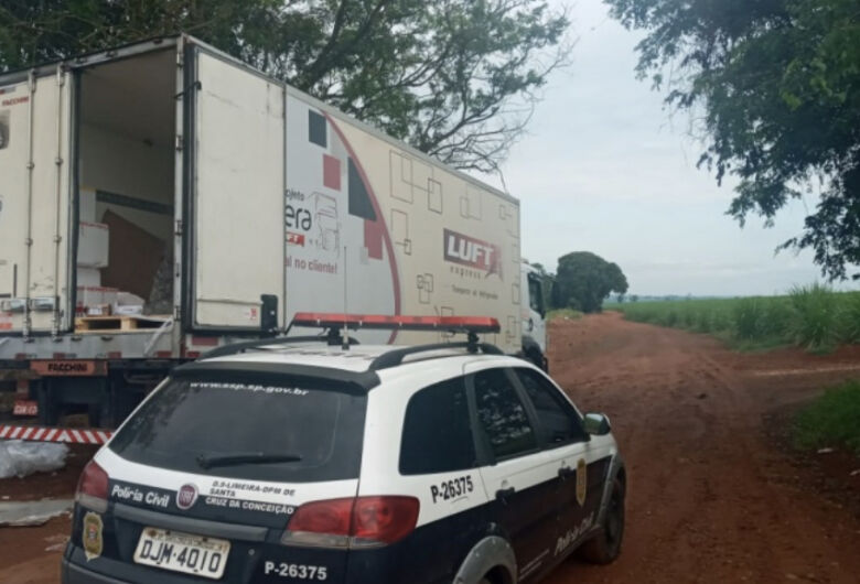 Bandidos roubam carga com testes de Covid e abandonam caminhão em cidade da região
