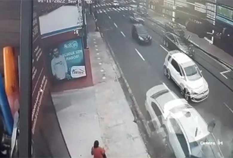 Câmera de segurança flagra acidente na avenida São Carlos; veja o vídeo