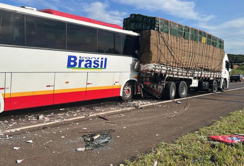 Doze pessoas ficam feridas após acidente envolvendo ônibus que havia saído de São Carlos