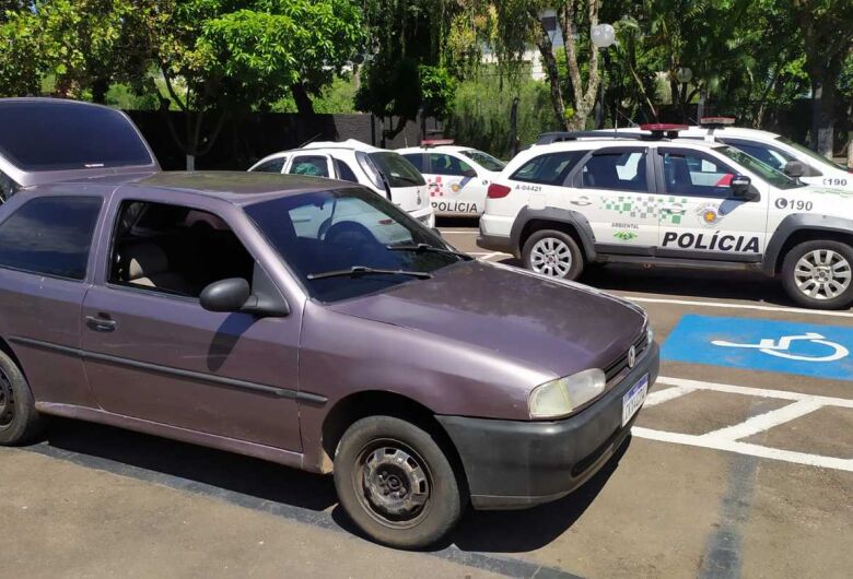 Durante operação, Polícia Ambiental recupera carro furtado