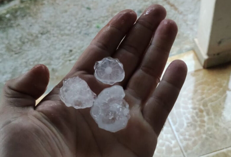 Chuva de granizo atinge bairros de São Carlos